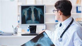 父女同罹肺癌！家族史不容小覷醫：晚期肺癌五年關鍵存活率翻倍（業配勿用）