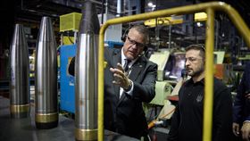 澤倫斯基在美國總統拜登的家鄉賓州史克蘭頓（Scranton）稍作停留，並參觀一家軍火工廠。（圖／翻攝自Ｘ）

https://twitter.com/ZelenskyyUa?ref_src=twsrc%5Etfw%7Ctwcamp%5Etweetembed%7Ctwterm%5E1837938723020792219%7Ctwgr%5Eb537fd4adc32355774560d9b87125e5