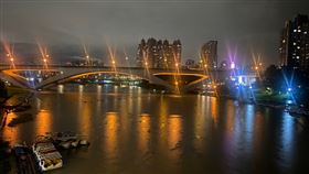 陳母留下訊息後，獨自前往碧潭。