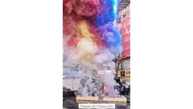  逢甲甜點店，開幕噴彩色煙火，以為是氣爆，巨大聲響嚇到路人:忘了八仙塵爆?(圖／翻攝自Threads)