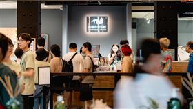 高雄電影節開賣，影迷不畏風雨排隊搶購套票，200組套票完售（圖／高雄電影節提供）