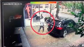 惡煞開著賓士砸店。（圖／翻攝畫面）