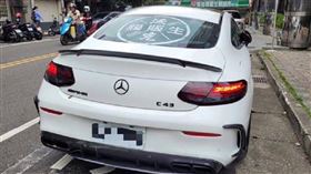 劉男網購假車牌懸掛賓士違停，被警方識破，當場查扣車牌並將車移置保管。（圖／翻攝畫面）