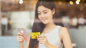 出國收不到OTP簡訊好困擾！兆豐銀行建議可致電客服開通email收取OTP密碼功能，讓交易順利進行。（圖／兆豐銀行）