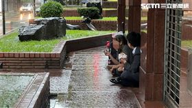 西裝男分享午餐給遊民（圖／原PO授權提供）