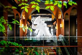 台灣藝術家陳普打造10米高全新藝術創作「好奇咖咪CA ME」首度現身裕隆城。
（圖／誠品生活提供）