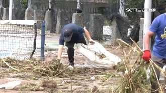 東吳女宿見泥水滑水道　校友：10年沒變