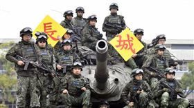 台灣陸軍士兵在一次實彈演習後在美製M60-A3坦克上拍照