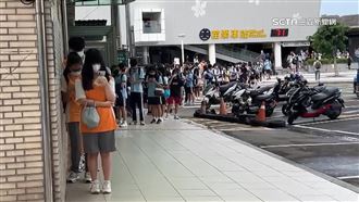 一車難求！3校學生等搭公車　人潮溢出站