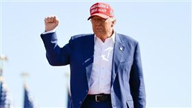 川普在社群媒體平台「真實社群」（Truth Social）上開轟，說他「不禁想這不是真正的歐普拉」。（圖／翻攝自川普臉書）