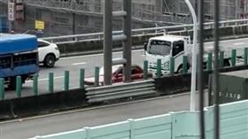 台74快速道路，誇張三寶，紅色轎車，內線車道龜速倒車，罰款金額曝(圖／翻攝自臉書台74路況)