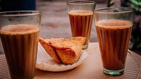 印度拉茶,拉茶（示意圖／翻攝自unsplash）
https://unsplash.com/photos/bread-on-white-ceramic-plate-beside-drinking-glass-E-MT15BrPmU