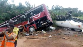 汽油漏滿地！迦納油罐車「正面對撞」遊覽車　釀7死31傷
（圖／翻攝自Ghana National Fire Service臉書）