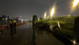 民權大橋下浮屍。（圖／翻攝畫面）