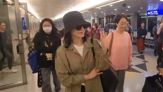 宋慧喬隔7年來台了　包緊緊低調現身桃機