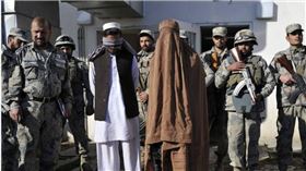 除了女性之外，塔利班也開始限制男性自由。（圖／達志／美聯社）