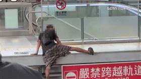 月台動作片　乘客橫闖火車軌道「爬上」月台