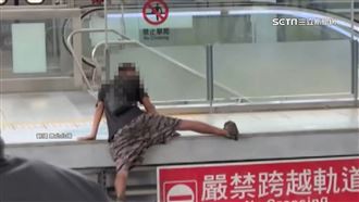月台動作片　乘客橫闖火車軌道爬上月台