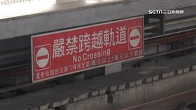 月台動作片　乘客橫闖火車軌道「爬上」月台