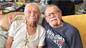 阿比諾（右）與家人離散73年，竟奇蹟團圓，和失散多年的親哥哥羅傑（左）合照。（圖／翻攝自X／lbc_chronicles）