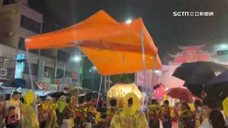 獨／媽祖回鑾遇大雨！轎班「扛帳篷」護轎