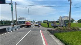 台61竹南至白沙屯施工封閉  機車貨車碰撞事故苗栗縣台61線竹南至通霄白沙屯路段27日起配合後龍觀海大橋拆除作業施工封閉10天，管制首日傳出機車與貨車在側車道發生碰撞事故。（民眾提供）中央社記者管瑞平傳真  111年6月27日