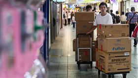 8月失業率3.48%（2）畢業季效應，應屆畢業生投入職場尋職，失業率隨之攀升。主計總處23日公布8月失業率為3.48%，較7月上升0.03個百分點。圖為中正區推著貨物的勞工。中央社記者吳家昇攝  113年9月23日