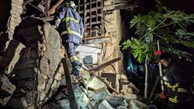 ▲苗栗土磚平房無預警坍塌，傳出婦人受困，消防趕抵現場。(圖/翻攝畫面)
