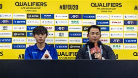 台灣隊總教練黃正宗（左）出席賽後記者會。（圖／中華足球協會提供）