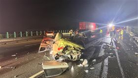 國道1號重大車禍！2車追撞「慘成一團廢鐵」3人無生命跡象。（圖／翻攝畫面）