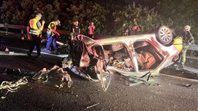 國道1號重大車禍！2車追撞「慘成一團廢鐵」3人無生命跡象。（圖／翻攝畫面）