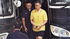 柯文哲涉貪遭收押已逾半月，他違反黨政軍條款投資媒體，且操控基金會疑涉及洗錢。
