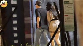 兩人一同去停車場取車返回桃園某社區。（圖／本刊攝影組）