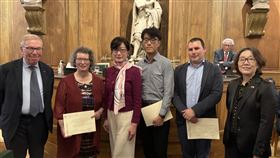 第27屆台法文化獎授獎典禮大合影第27屆台法文化獎授獎典禮23日晚間於法國法蘭西學院舉行，文化部次長王時思（右1）、駐法代表郝培芝（左3）、人文政治科學院終身秘書史蒂恩（左1）共同為得主關首奇（右2）、齊莉莎（左2），與陳逸芬代領人武文堯（右3）頒獎。中央社記者曾婷瑄巴黎攝  113年9月24日