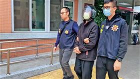 陳信凱（中）被警方突破心防、坦承殺害前妻，偵訊後被移送法辦。（東森新聞提供）