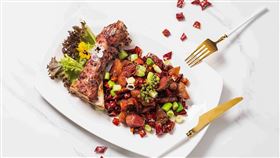 台南遠東香格里拉飯店三十八樓醉月樓餐廳於9月25日至10月13日推出「川味之旅」，邀請台北遠東香格里拉醉月樓主廚賴忠舜南下客座。單點價格260元至2,980元，套餐每位2,680元。