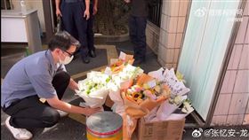 不少中國民眾到深圳的日本人学校獻花悼念。（圖／翻攝自微博）