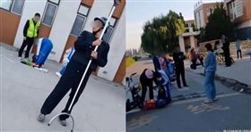 ▲校方工作人員站在校門外，學生必須打開書包接受檢查，確認沒有攜帶牛奶後才能入校。（圖／翻攝自微博）

