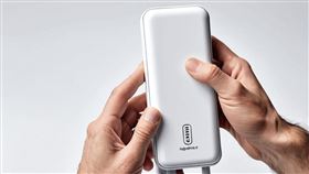 台電電力粉絲團提醒，電器在充電時仍需留意，有任何情況才能即時發現處理。（圖／AI生成）
行動電源