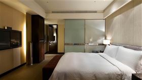 台灣高鐵國旅聯票「指定車次 驚喜優惠」4日內出發，搭高鐵享7折；台灣高鐵飯店聯票「飯店有禮 時時有驚喜」入住福容徠旅高雄店輕旅客房，含早餐只要3,599元起。（圖／台灣高鐵提供）