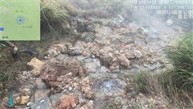 陽明山國家公園臉書粉專今（24）天貼照發文寫道，七星山主峰步道小型坍方，請遊客注意安全。（圖／翻攝自陽明山國家公園臉書粉專）