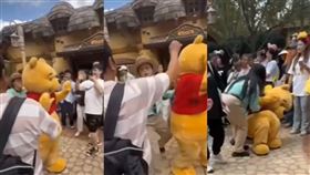上海迪士尼的小熊維尼人偶遭遊客出手攻擊頭部。（圖／翻攝自微博）