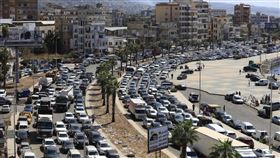 以色列轟黎巴嫩近500死、逾1600傷，居民急往北方逃命，當地湧現逃亡車潮。（圖／美聯社／達志影像）