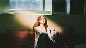 林桉Anzio高唱陪伴系情歌〈燈塔〉藏洋蔥。（圖／阿特拉斯帝國股份有限公司提供）