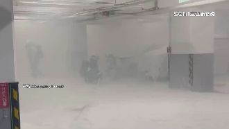 轎車地下室起火！消防泡沫狂噴　多車受害