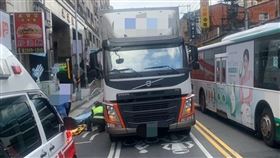 新北,五股,成泰路一段,大貨車,橫越馬路,輾過,雙腿,