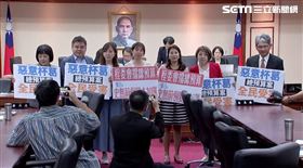 民進黨團舉牌抗議在野黨惡意杯葛。