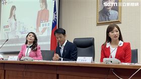 ▲慶籌會大會處長虢恕仁及國慶大會主持人鄔凱雯(右)、林佩潔(左)說明今年國慶大會禮賓紀念品(圖／記者高逸帆攝影)