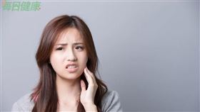 吃東西常卡菜渣！小心「4大牙齒危機」找上身　醫師：嚴重恐要抽神經（圖／LIFE生活網提供）