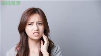 吃東西常卡菜渣！小心「4大牙齒危機」找上身　醫師：嚴重恐要抽神經